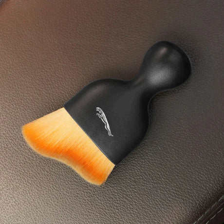 DetailPro – Fångar dammet i bilens minsta springor